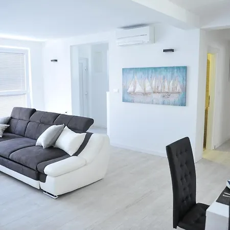 Crowonder Villa Nina * زادار