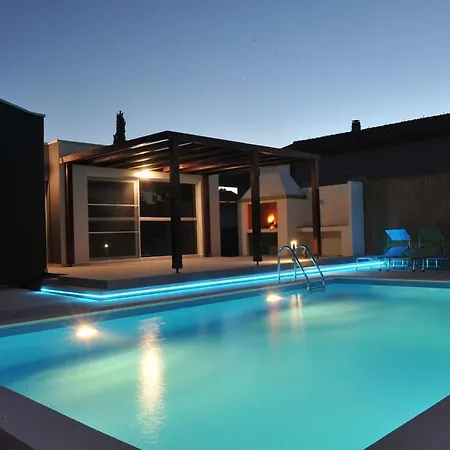 Crowonder Villa Nina فيلة *