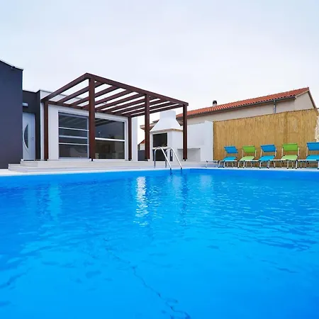 Crowonder Villa Nina فيلة