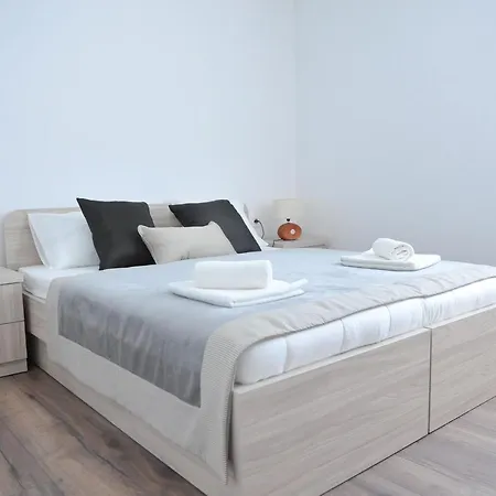 Crowonder Villa Nina زادار