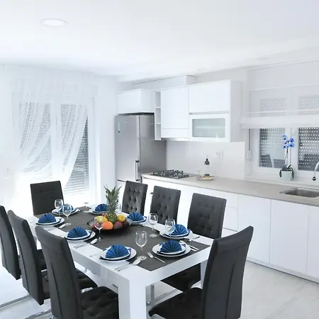 Crowonder Villa Nina زادار