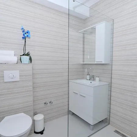 Crowonder Villa Nina فيلة زادار