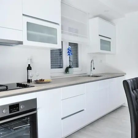 Crowonder Villa Nina فيلة