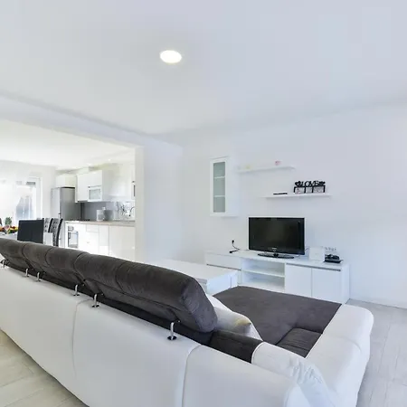 Crowonder Villa Nina * زادار