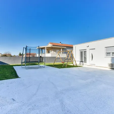 Crowonder Villa Nina فيلة زادار