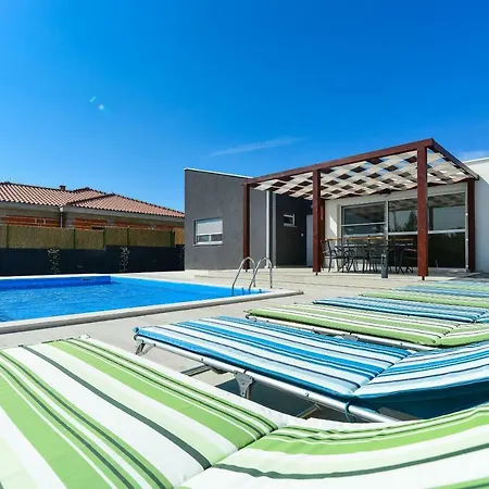 فيلة Crowonder Villa Nina زادار