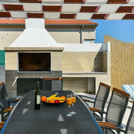 Crowonder Villa Nina * زادار