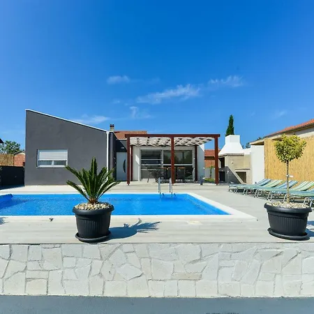 فيلة Crowonder Villa Nina زادار